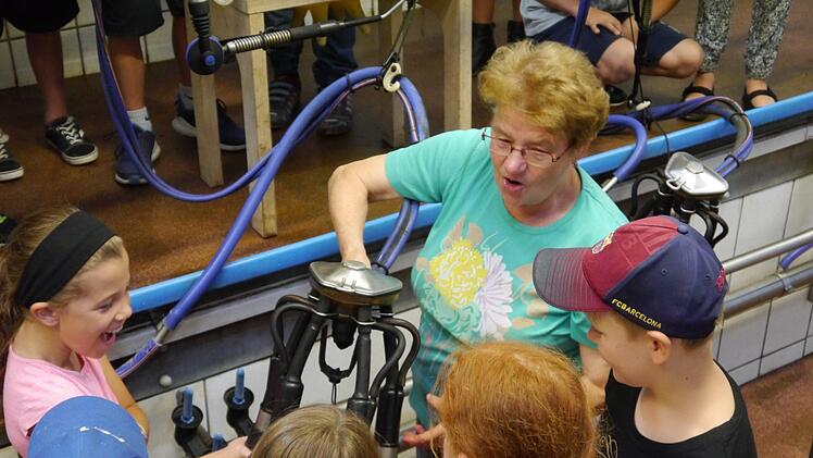 Im Melkstand demonstrierte Rita Jörg  die Saugkraft der Melkmaschine. Die Kinder durften danach an einem  Kunsteuter das Anlegen des Melkgeschirrs üben. Oswald Türbl