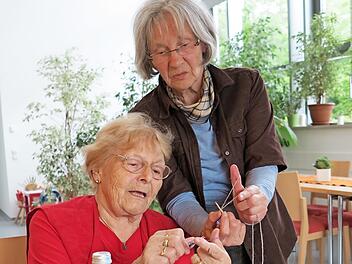 Lisbeth Machts (sitzend) gibt Ursula Pfeil Tipps fürs Stricken.  Foto: wind