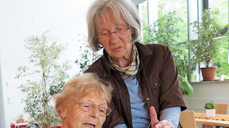 Lisbeth Machts (sitzend) gibt Ursula Pfeil Tipps fürs Stricken.  Foto: wind
