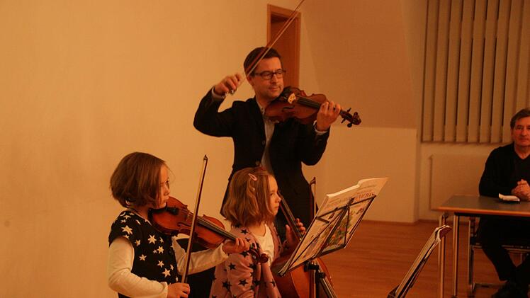 Den besinnlichen Jahresrückblick umrahmte Marcus Werber musikalisch gemeinsam mit seinen Töchtern Laura und Helena. Foto: Sylvia Hubele