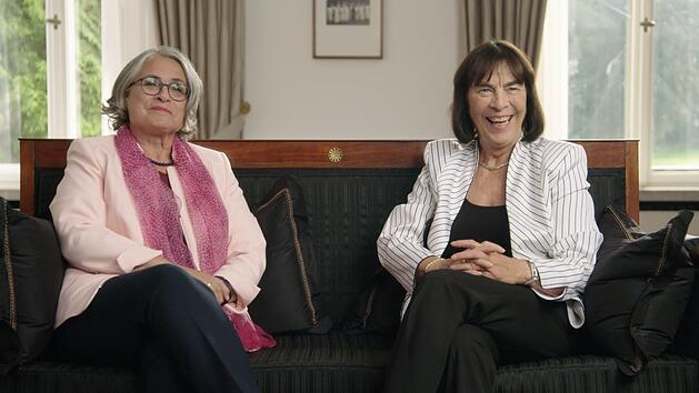 Die ehemaligen Bundestagsabgeordneten Christa Nickels (links, Die Grünen) und Ingrid Matthäus-Maier (FDP / SPD) erinnern sich im Doppelinterview in der Villa Hammerschmidt in Bonn an kämpferische Zeiten.