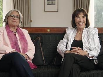 Die ehemaligen Bundestagsabgeordneten Christa Nickels (links, Die Grünen) und Ingrid Matthäus-Maier (FDP / SPD) erinnern sich im Doppelinterview in der Villa Hammerschmidt in Bonn an kämpferische Zeiten.