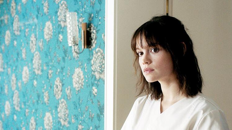 Die Ukrainerin Marija (Emilia Sch&uuml;le) nimmt einen Job als 24-Stunden-Pflegerin in Deutschland an. Was f&uuml;r ein Horrortrip da auf sie zu kommt, ahnt sie nicht.