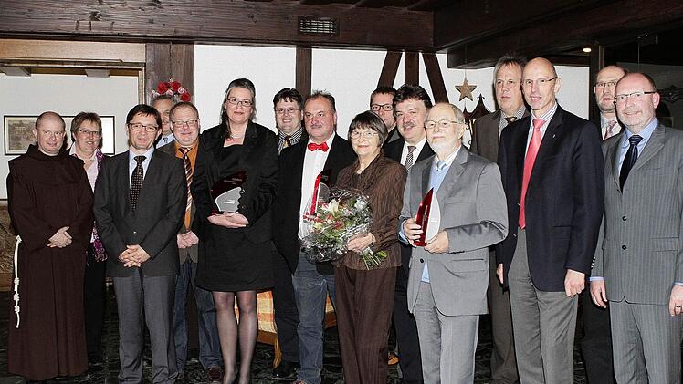 Gruppenbild mit Preisträgern und Honoratioren.