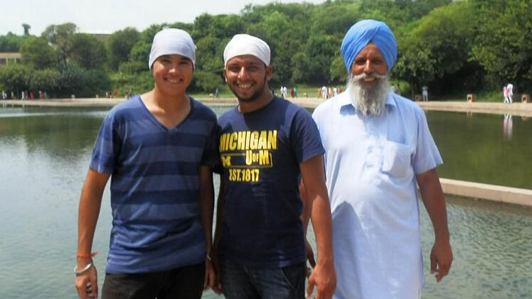 Begegnungen: Martin Helmer aus Großlangheim mit seinem "Cousin" und dessen Vater in Indien.