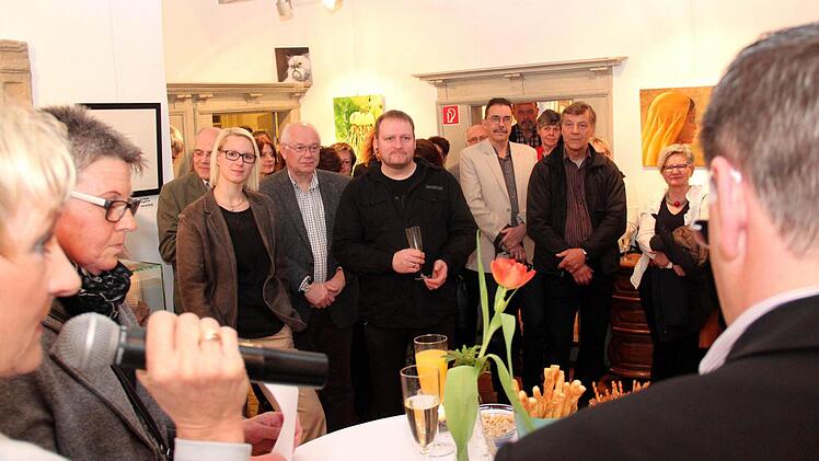 Viele Gäste lauschen.