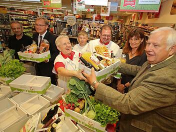 Karl Fischer, Andreas Starke und Anne Rudel (von links) präsentieren mit stellvertretendem Landrat Johann Pfister (r.) und weiteren Gästen stolz das "Bamberger Kistla". Foto: Barbara Herbst