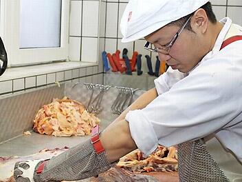 Yushi Matsumura beim Zuschneiden eines Bratenstücks. Foto: Miriam Hegner