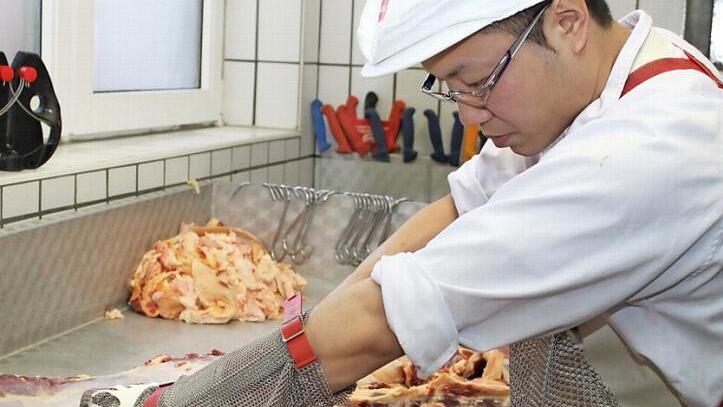 Yushi Matsumura beim Zuschneiden eines Bratenstücks. Foto: Miriam Hegner