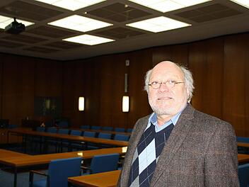 Nicht ungepflegt, aber unmodern sei der Sitzungssaal im Landratsamt, findet Kreisbaumeister Günter Stammwitz. Foto: Ralf Ruppert