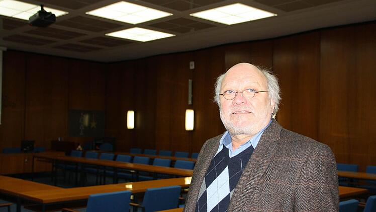 Nicht ungepflegt, aber unmodern sei der Sitzungssaal im Landratsamt, findet Kreisbaumeister Günter Stammwitz. Foto: Ralf Ruppert