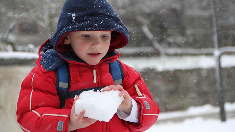 Der kleine Nino aus Bad Brückenau baut einen Schneemann. Foto: Ulrike Müller