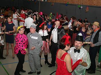 Auf der Tanzfläche wäre schon noch Platz für ein paar Paare mehr gewesen. Aber die Stimmung ließ nichts zu wünschen übrig beim Rosenmontagsball in Wachenroth. Foto: Evi Seeger
