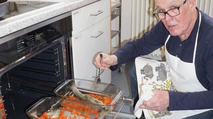 Hugo Schölch war der einzige Mann in der Gruppe. Seine Forelle geriet hervorragend.