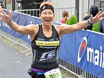 Heike Schweens läuft überglücklich ins Ziel auf dem Frankfurter Römer. Foto: Karl Heinz Weber