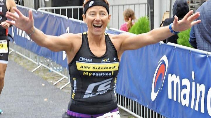Heike Schweens läuft überglücklich ins Ziel auf dem Frankfurter Römer. Foto: Karl Heinz Weber