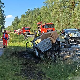 Frontalcrash fordert zwei Tote - Auto geht in Flammen auf