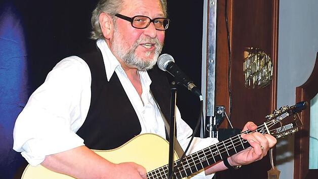 Ratscht, wie ihm der (fr&auml;nkische) Schnabel gewachsen ist: Sandy Wolfrum. Am 8. April spielt und singt der Bayreuther Liedermacher im "TECnet Zentrum" in Burkersdorf.  Foto: Stephan St&ouml;ckel