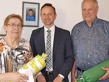 Der Mainleuser Bürgermeister Robert Bosch (Mi.) gratulierte dem Jubelpaar Johanne und Erwin Geißler zur goldenen Hochzeit. Foto: uj