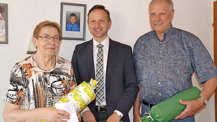 Der Mainleuser Bürgermeister Robert Bosch (Mi.) gratulierte dem Jubelpaar Johanne und Erwin Geißler zur goldenen Hochzeit. Foto: uj