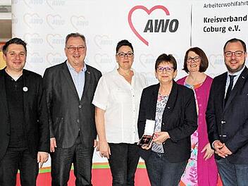Landrat Sebastian Straubel (rechts) trat bei der Hauptversammlung dem Awo-Ortsverein Rödental bei. Er gratulierte Ingrid Klingler-Joppich (Dritte von links) zum Bundesverdienstkreuz. Carsten Höllein, Dritter Bürgermeister Gerd Mücke, Anke Walter und Margit Welscher, Leiterin Awo-Seniorenzentrum, schlossen sich den Glückwünschen an.  Foto: privat