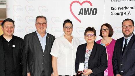 Landrat Sebastian Straubel (rechts) trat bei der Hauptversammlung dem Awo-Ortsverein Rödental bei. Er gratulierte Ingrid Klingler-Joppich (Dritte von links) zum Bundesverdienstkreuz. Carsten Höllein, Dritter Bürgermeister Gerd Mücke, Anke Walter und Margit Welscher, Leiterin Awo-Seniorenzentrum, schlossen sich den Glückwünschen an.  Foto: privat