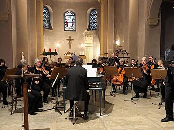 Mit Johann Sebastian Bachs großer Kantate "Schwingt freudig euch empor" stimmten das Bad Kissinger Kammerorchester, verstärkt durch zwei Flöten, zwei Oboen d'amore, Fagott und vier Gesangssolisten, unter der Leitung und am Cembalo begleitet von Kantor KMD Jörg Wöltche, auf den Beginn der Adventszeit ein.  Foto: Gerhild Ahnert