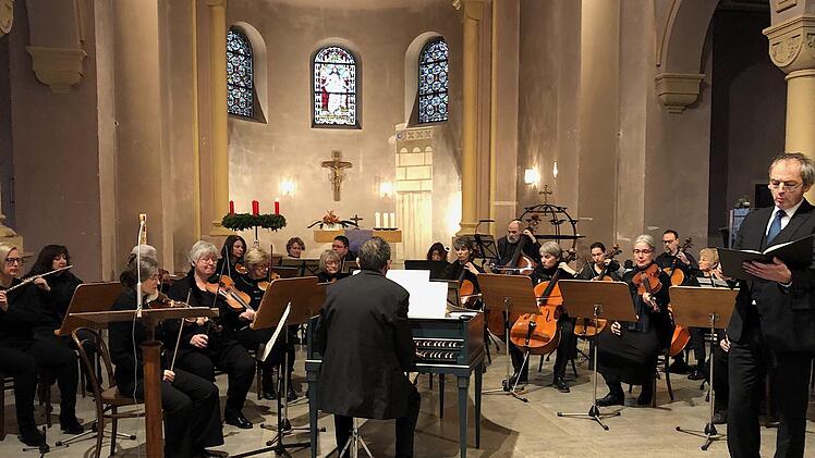Mit Johann Sebastian Bachs großer Kantate "Schwingt freudig euch empor" stimmten das Bad Kissinger Kammerorchester, verstärkt durch zwei Flöten, zwei Oboen d'amore, Fagott und vier Gesangssolisten, unter der Leitung und am Cembalo begleitet von Kantor KMD Jörg Wöltche, auf den Beginn der Adventszeit ein.  Foto: Gerhild Ahnert