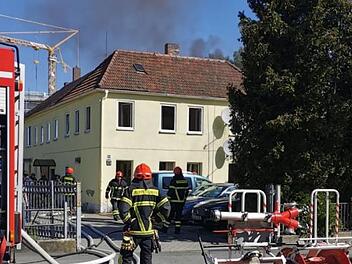 Über 50 Einsatzkräfte waren bei dem Brand in diesem Gebäude im Kanonenweg vor Ort.  Foto: BRK/Schrader