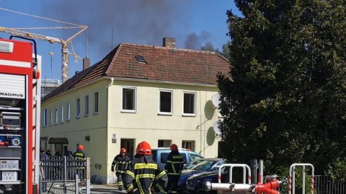 Über 50 Einsatzkräfte waren bei dem Brand in diesem Gebäude im Kanonenweg vor Ort.  Foto: BRK/Schrader