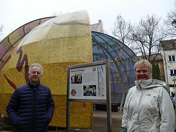 Diakon Ulrich Ortner und Diakonin Andrea Hofmann laden am Zelt der Religionen dazu ein, den Stationen-Weg zu gehen.  Foto: Marion Krüger-Hundrup