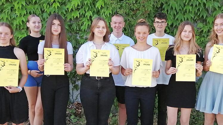 Sie sind die Jahrgangsbesten der Realschule Forchheim (es fehlt Marie Hofmann).