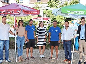 Im Bild bei der &Uuml;bergabe der Sonnenschirme von links nach rechts: Christian und Jasmin Hofmann vom Ingenieurb&uuml;ro Hofmann, Bademeister Sven Jetschina, 2. B&uuml;rgermeisterin Burgkunstadts Susanne Bock von W&uuml;lfingen, Bademeister Thomas Horn sowie Alexan...