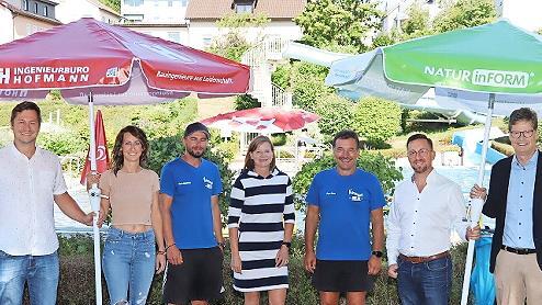 Im Bild bei der &Uuml;bergabe der Sonnenschirme von links nach rechts: Christian und Jasmin Hofmann vom Ingenieurb&uuml;ro Hofmann, Bademeister Sven Jetschina, 2. B&uuml;rgermeisterin Burgkunstadts Susanne Bock von W&uuml;lfingen, Bademeister Thomas Horn sowie Alexan...