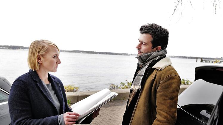Nora Weiss (Anna Maria M&uuml;he) heftet sich zusammen mit Ben Salawi (Camill Jammal) an die Fersen der Fl&uuml;chtigen.