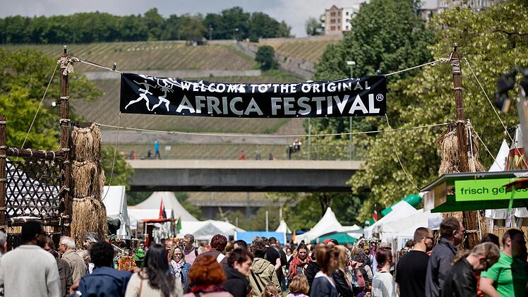 Das Africa-Festival lockt traditionell viele Gäste nach Würzburg. Jetzt musste die beliebte Veranstaltung wegen Hochwassers abgebrochen werden. Foto: Daniel Karmann, dpa