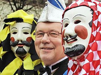 Das "Schörschla", Elferratsvorsitzender Eberhard Wohl und der "Schellenmann" wollendie nächsten Monate über Ebern regieren. Der Bürgermeister wird zum Faschungsauftakt entmachtet. Foto: Eckehard Kiesewetter