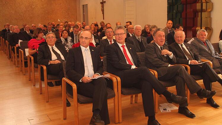 Blick in die Reihen der Gäste mit (von links) Bernhard Martini, Landrat Wilhelm Schneider, Honorarkonsul Dr. Matthias Everding,Partnerschaftsbeauftragten Kurt Sieber, Dr. Jean Mouton, den ehemaligen Landtagsabgeordneten Heiner Schneier und Marie-Pierre Mouton.