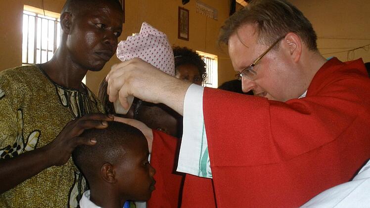 Pfarrer Thomas Ringer taufte einheimische Kinder. Foto: Stefan Reinmann