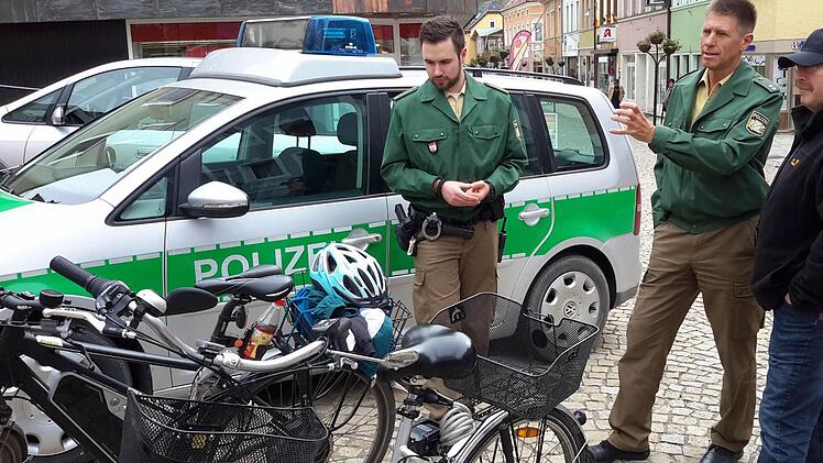 Über rechtliche Fragen zum Thema E-Bike unterrichteten Polizeioberkommissar Reinhard Kuklinski (Bildmitte) und Polizeiobermeister Dominik Fehr (links) im individuellen Gespräch mit den Besuchern. Foto: Rolf Pralle