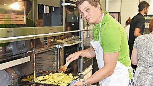 Kostprobe: Florian Kroß prüft die Rosmarin-Kartoffeln, die im Backofen garen. Fotos: Gabi Arnold