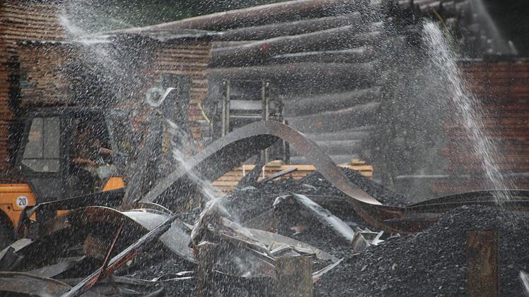 Nach dem Brand im Sägewerk in Untererthal Foto: Benedikt Borst