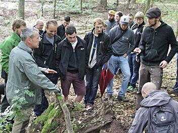 Förster Wolfgang Gnannt (vorne links) mit Schülern der Meisterschule für das Schreinerhandwerk in Ebern im Käppeleswald bei einer Bodenbestimmung. Mit beim Jubiläumswaldgang dabei war Schulleiter Oliver Dünisch (3. von links).  Fotos: Helmut Will