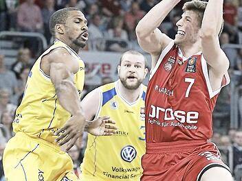Aleksej Nikolic (r.) der für Brad Wanamaker in der ersten Fünf stand, setzt sich unter dem Korb gegen den Braunschweiger Derek Needham durch; hinten Kenneth Frease. Foto: sportpress