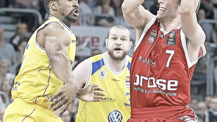 Aleksej Nikolic (r.) der für Brad Wanamaker in der ersten Fünf stand, setzt sich unter dem Korb gegen den Braunschweiger Derek Needham durch; hinten Kenneth Frease. Foto: sportpress