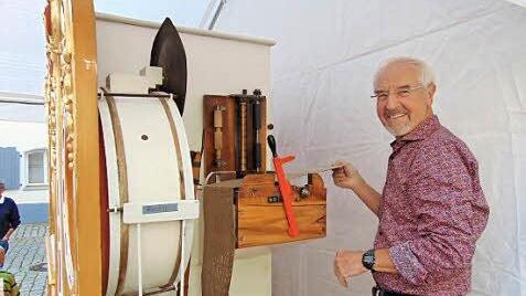 Georg Müller bei seiner Orgel