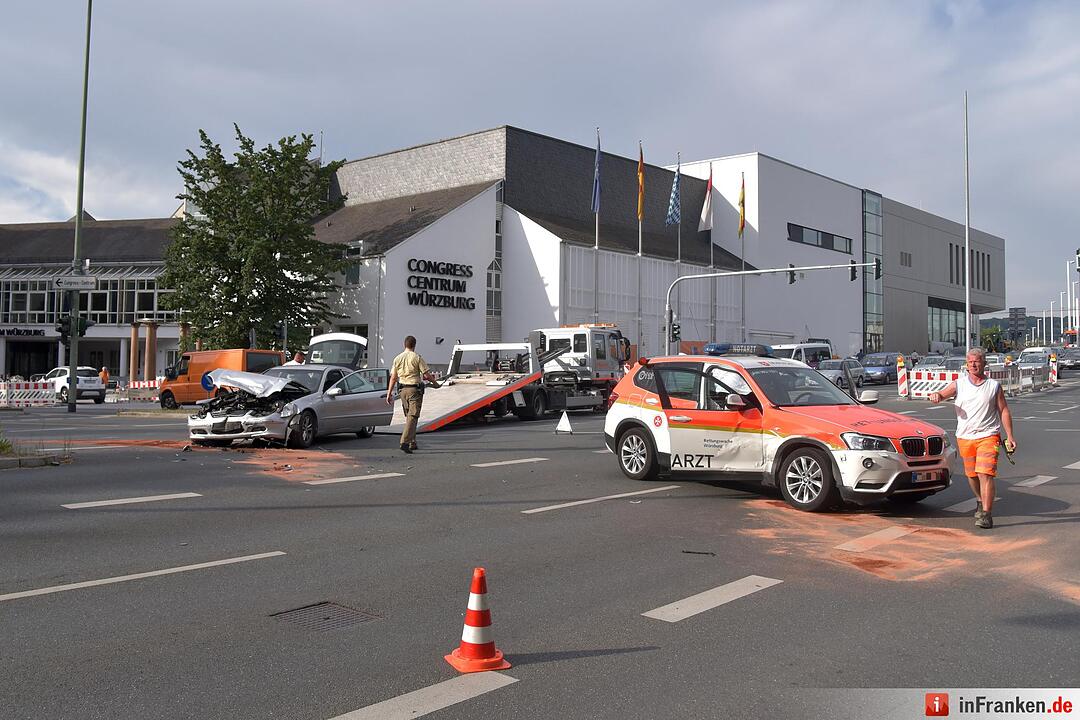 Notarztwagen verunglückt auf Einsatzfahrt