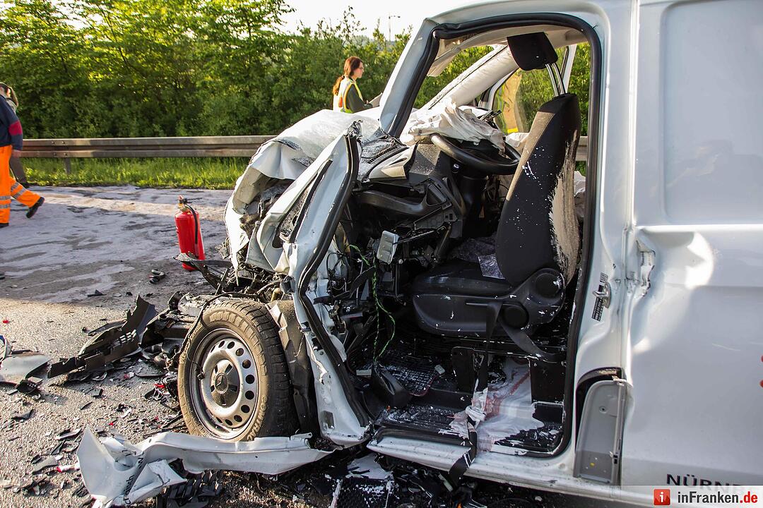 Schwerer Unfall in Fürth: Kleintransporter kracht in Kehrfahrzeug
