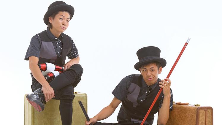 Nehmen sich gerne gegenseitig auf den Arm: das japanische Duo "idio2". Foto: PR