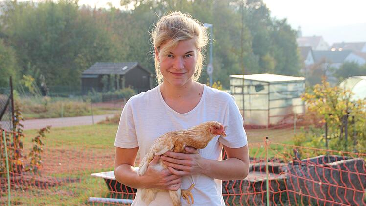 Franziska Thomas aus N&uuml;dlingen hatte f&uuml;r eine 25-J&auml;hrige einen sicher ungew&ouml;hnlichen  Traum und sich diesen erf&uuml;llt. Sie hat inzwischen &uuml;ber 200 H&uuml;hner und verkauft Eier und selbstgemachte Nudeln. Foto: Anna Wentrock